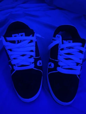 Svarta skoe - Har inte använd alls!!! Priset kan diskuteras och först till kvarn!!