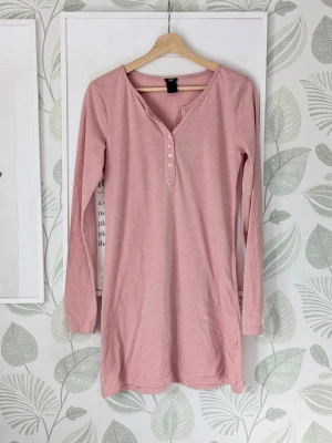 Tunika Ellos Storlek 38/40 (36-38)Säljes - - Tunn skön elastisk tunika som passar sommartid .  - Skulle rekomendera den till en stl 38 eller 36.  - I fint skick det förekommer smånopper på ärmar/i armhåla och lite luddig på några ställen tex bröst parti.  Litet pyttehål finns vid armhåla.  - Jag kan ha missat någon miniskavank men jag har försökt att granska så gott det går..