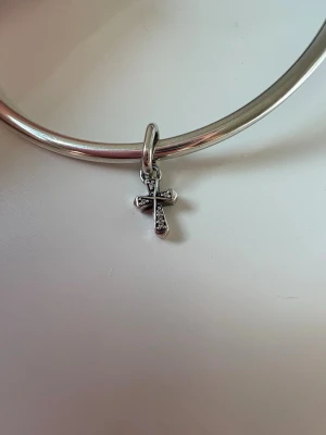 Silverfärgad korsberlock - Snygg berlock för 150kr istället för ordinarie pris 249kr