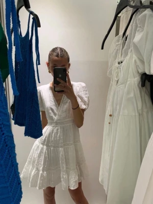 Slutsåld Zara klänning - Jättefin Zara klänning i storlek S, första bilden är inte min men sitter axlat likadant🌸🤍 den har en liten missfärgning (sista bilden) men inget som syns mycket