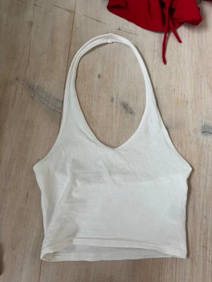 Crop top - Söt crop top nästan aldrig använt. På bilden ser man en fleck men den gick bort i tvätten sen. Väldigt fin men inte min storlek längre 