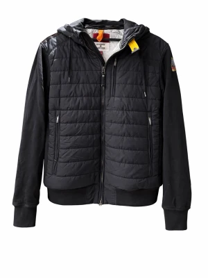 Svart quiltad cardiganjacka Parajumpers - Svart cardiganjacka från Parajumpers med quiltat framstycke, huva och dragkedja. Jackan har två fickor med dragkedja, ribbade muddar och en patch på ärmen. Materialmix med vadderad front och mjuka ärmar ger en bekväm och snygg look. Köptes på NK för 2 år sedan.