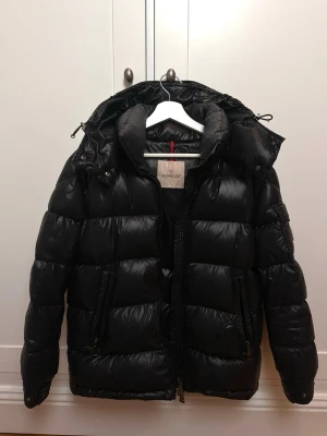 Moncler Maya - Snygg svart dunjacka från Moncler. Äkta!! Kvitto finns.