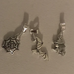 Haloween smycke - Halloween smycken , häxa, spindelväv och fladdermus. Gjort av tibetanskt silver och silver-färgat hänge. Nytt oanvänt och handgjort. Kontakta gärna vid frågor🌺☺️ finns fler på min profil🌸50kr st🌸