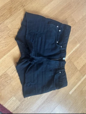 Jeansshorts - Jättefina lågmidjade jeansshorts med lite hål perfekt till sommaren. Använd ett par gånger och i väldigt bra skick. 