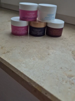 Lumene ansiktskrämer mini-set - Säljer ett set med fem olika ansiktskrämer från Lumene i små burkar. Innehåller både dag- och nattkrämer från Nordic Bloom, Nordic Hydra och Nordic Ageless-serierna. Fick i min lunene kalender och ingen är använd! De är perfekta om man ska bort på kvällen och inte får plats med sin nattkräm tex! Alla är återfuktad och ger ett fint glow! Säljer alla 5 för 45 kr tillsammans!