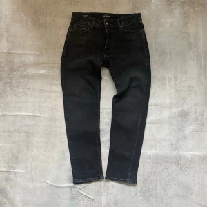 Svarta Jack and Jones jeans  - Säljer ett par feta Jack and Jones  jeans  | skicket på jeansen är 9/10 väldigt bra | storlek 30/30 | ny pris 1000: mitt pris är 249 | skriv vid frågor och funderingar  
