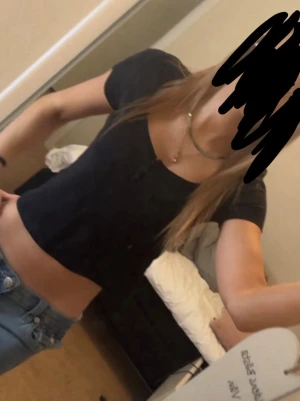 Svart croppad topp med knappar - Trendig svart croppad topp med korta ärmar och knappar framtill. Perfekt till jeans eller kjol för en avslappnad och snygg look. Enkel och stilren design som passar till många outfits. Om intresserad kan du skriva för fler bilder 🥰