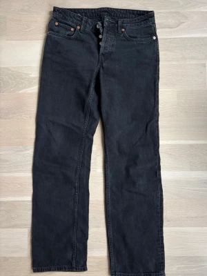 Svarta straight jeans  - Svarta jeans från Weekday i storlek 27/30 i modellen Pin mid straight jeans!