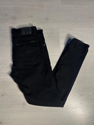 Nudie 32/32 - Ett par riktigt feta Nudie jeans! De är i mycket bra skick och utan defekter:) Säljs eftersom de inte används.  Skriv vid frågor och kolla gärna in min profil för fler jeans o kläder. Vid köp av fler plagg kan att schysst paketpris fixas:)