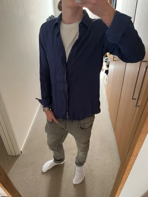 Massimo dutti linneskjorta   - Tjena, säljer denna riktigt feta linneskjorta från Massimo dutti. Skicket är väldigt bra, skulle säga 9/10. Stoleken är M, killen på bilden är 182 cm. Släng iväg ett dm för frågor! 🙌🍾