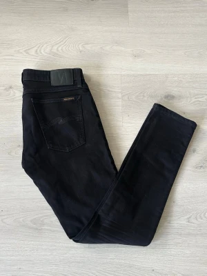 Nudie 32/32 - Ett par riktigt feta Nudie jeans! De är i mycket bra skick och utan defekter:)  Skriv vid frågor och kolla gärna in min profil för fler jeans o kläder. Vid köp av fler plagg kan att schysst paketpris fixas:)