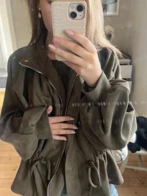 Grön cider jacka  - Supper snygg jacka ifrån cider med olivgrön färg. Använd ett par gånger men inte något som syns! Köpt för 700 och slut i alla storlekar på hemsidan 