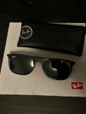 Rayban glajor  - Snygga raybans perfekta till sommaren, de är köpta förra säsongen men har knappts använts, dom är i perfekt skick utan några defekter, fodral och putsduk följer med, kvitto finns ! Nypris 1900