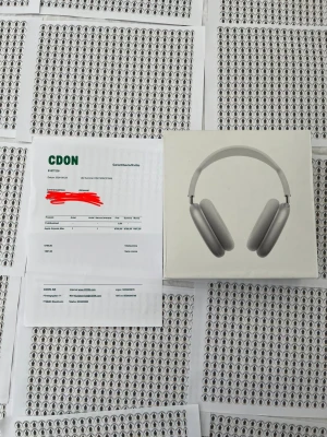 Apple AirPods Max silver hörlurar - Säljer ett par Apple AirPods Max i färgen silver. Over-ear design med mjuka öronkuddar och justerbart huvudband i metall och textil. Grym ljudkvalitet och stilren look, perfekt för musik, gaming eller film. Levereras i originalförpackning.