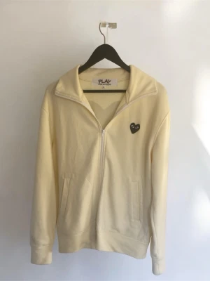 Beige Cdg zip up  - Säljer nu en asfet beige Comme des garcones zip up. Storlek L men passar även M. Mycket bra skick! Fraktar snabbt och kan även gå ner i pris vid snabb affär!