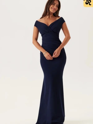 Marinblå långklänning från Goddiva - Elegant marinblå balklänning. Klänningen har offshoulder-design och figurnära passform i stretchigt material. Säljs på grund av att den aldrig kommit till användning då den kom dagen efter balen💞nytt pris 1000kr