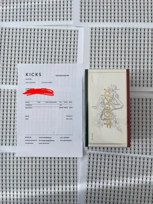 Xerjoff Naxos Eau de Parfum 100ml - Lyxig parfym från Xerjoff i doften Naxos. Flaskan rymmer 100 ml och kommer i en elegant förpackning med guld- och vinröda detaljer. Doften är en Eau de Parfum och har en exklusiv känsla, perfekt för dig som gillar unika och sofistikerade parfymer.