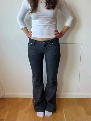 Manchester jeans  - Svarta manchester jeans från weekday. Storlek XS, midja: 36-37x2 cm inneben: 76 cm