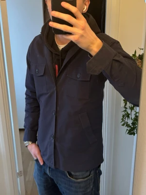 Mörkblå overshirt från John Henric - Säljer denna snygga overshirt från John-henric. Mycket fint skick. Hör gärna av vid fler funderingar!