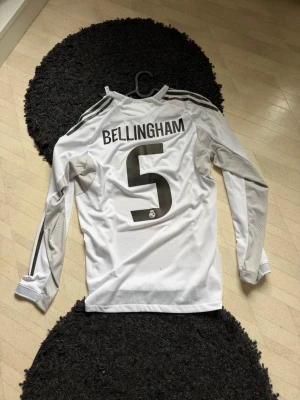 Real Madrid matchtröja Bellingham  - Säljer en vit långärmad Real Madrid matchtröja med Bellingham på ryggen, de är storlek M