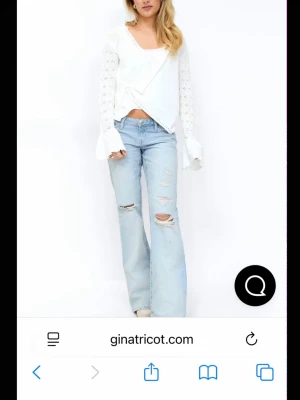 Ljusblå slitna jeans från Gina Tricot - mina jeans är i storlek XS petite, men vill byta till S petite eller 164, kontakta mig och ni är öppna för byte eller om ni vill köpa jeansen❤️