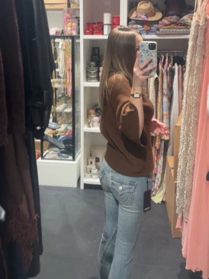 True Religion Jeans Ljusblå  - Märke: True Religion  Storlek: 25 (Motsvarar 34/Xs) Modell: Joey Low Rise  Utseende: Klassisk femficksdesign med beiga/oranga sömmar på bakfickorna. Jeansen är ljusblå.  🌼Säljer för att jag gärna vill köpa en annan färg då jag ångrade mig efter jag gick ut från Raglady med dem…. Nypris var 1600.  De är endast använda en gång . Pris kan diskuteras🌼 