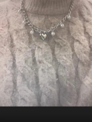 Halsband med pärlor och hjärta  - Halsband med pärlor och hjärta 🩷 justerbart och rostfritt 🥰
