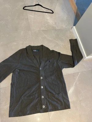 Ralph Lauren cardigan  - Snygg cardigan från Ralph Lauren! Perfekt nu till våren | skick 8/10 använd fåtal gånger | strl M