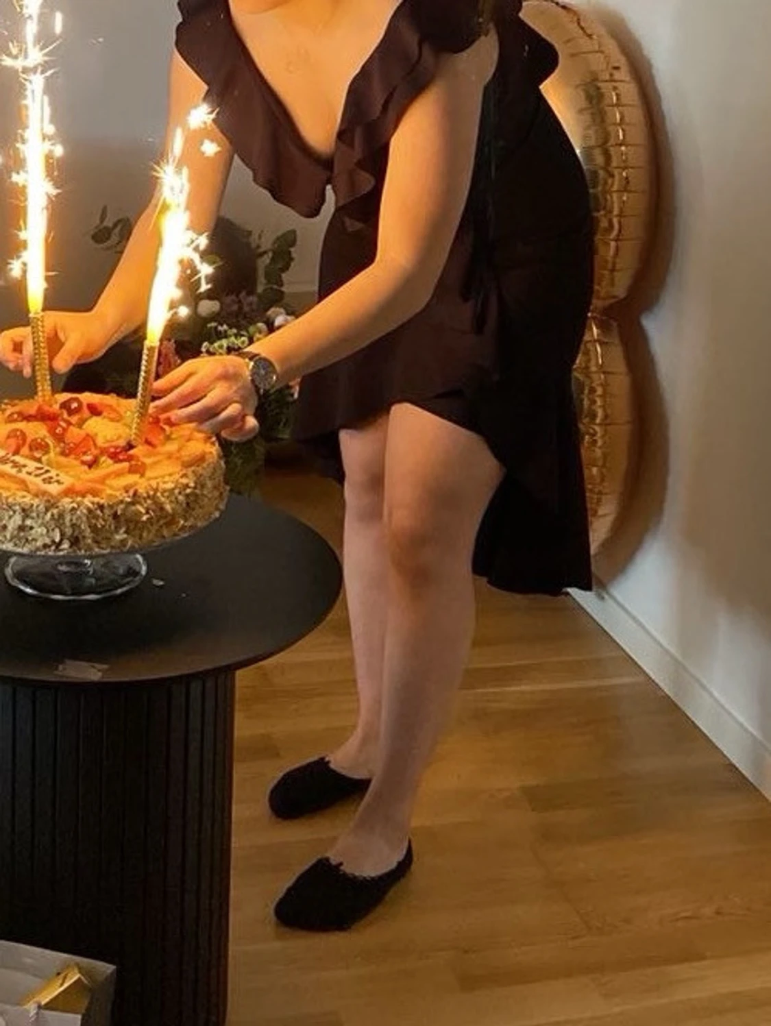 Svart omlottklänning med volang - 2