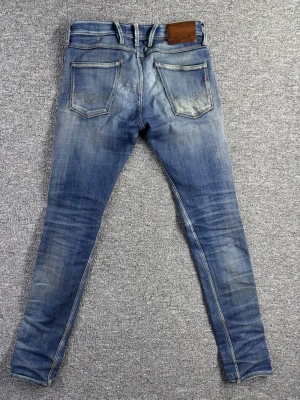 Vintage Replay Anbass jeans – snygga fades - 30/34 - Vintage jeans från Replay i modellen Anbass med riktigt snygga naturliga fades och slitningar – ger den där perfekta worn-in looken. 📏 Storlek: 30/34 📐 Mått visas i bilderna ✨ Skick: Bra vintage skick – slitningar och fades som en del av stilen Perfekta för dig som gillar autentisk denim med karaktär. 💸 Följ mig så får du 10% rabatt på köpet!  