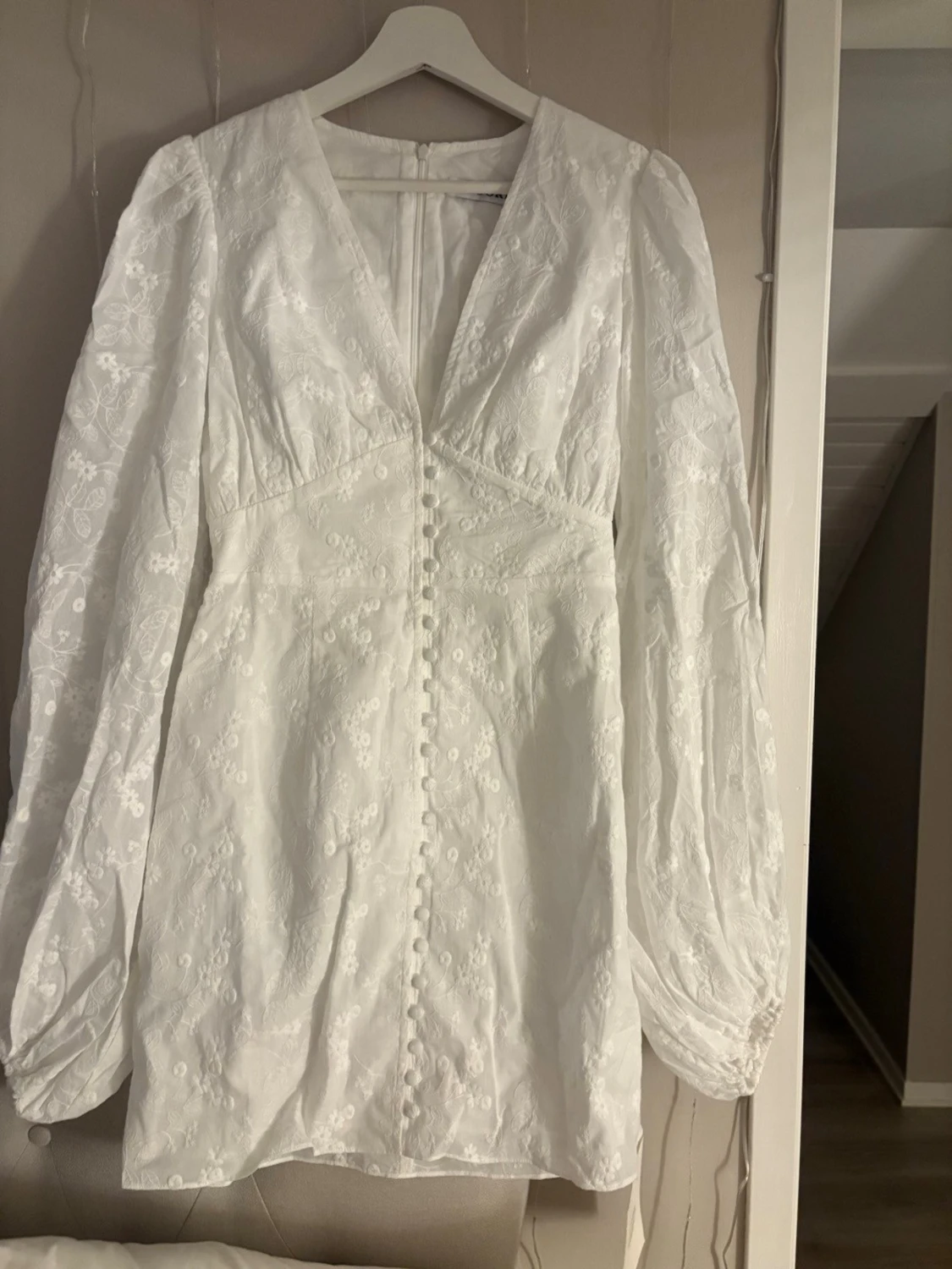 Vit kort klänning med spetsdetaljer