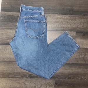 Replay jeans  - Klassiska replay jeans i blå denim med rak passform. Byxorna har fem fickor, knappgylf och tydliga sömmar. Perfekta för dig som gillar tidlös stil och vill ha ett par jeans som funkar till allt.  Längd 113cm, midja 44cm. JAG SKICKAR INGA FLER BILDER NÄR JAG BÄR JEANSEN:) 14