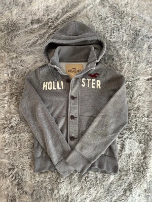 Hollister Hoodie - Säljer denna sällsynta och mycket eftertraktade Hollister hoodie | Storlek M | Mycket bra skick | Vid eventuella frågor hör gärna av dig och erbjuder bra pris vid köp av bundle 😁✅