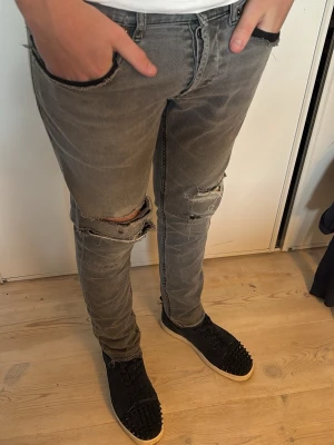 Dondup ”George” - Säljer dessa dondup ”George” W34. Självklart äkta. Säljer vid lågt pris p.g.a kaffe fläck och lagning vid skrevet. Skriv vid extra bilder o funderingar. Fast pris. MVH KS Collective 