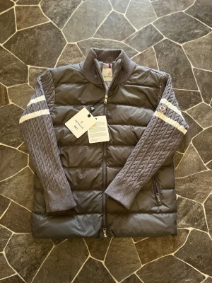 Monclear Cardigan - En mycket fin aldrig använd cardigan ifrån Monclear. Jackan har aldrig använts därmed är i nyskick. Passar fint i storlek:).                                    Priset kan diskuteras!