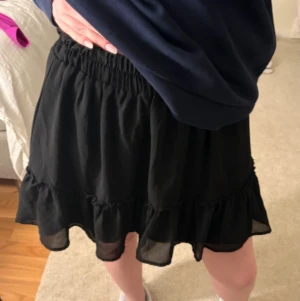 Svart volangkjol S - Superfin svart volangkjol i storlek S. Använd men i nyskick. Perfekt till sommaren!