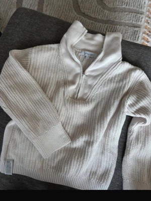 Stickad tröja med krage  - Fint skick, varm skön tröja från ginatricot!