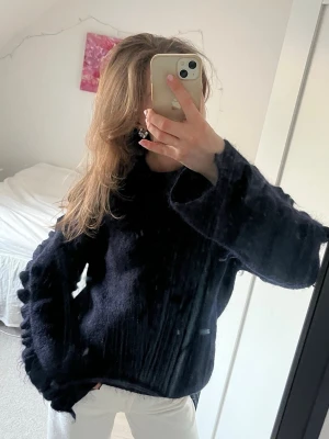 Arket Mohair tröja volang - Säljer min jättefina tröja från Arket i mohair med volanger på ärmarna❤️