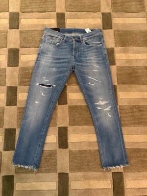 Dondup george skinny fit. - Nyaste modellen av dondup george. Snygga slitningar som är riktigt stilrena och snygga att ha. Kontakta vid frågor eller funderingar!