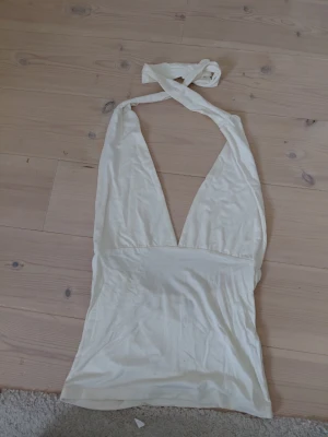 Super fin sommartopp!🤍 - Säljer då den tyvärr inte längre kommer till andvändning. Passar super nu till sommaren och våren😊 Den är åt det vit beiga hållet i färg.