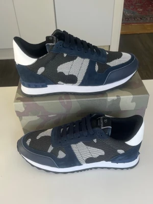 Valentino Rockrunner Mörkblå - I princip oanvända valentino Rockrunner i mörkblå färg i storlek 43. Hör av vid minsta fråga👍
