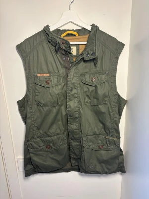 Grön Väst - Grön vintage väst från Camel Field. Storlek M. Skick 8/10. Pris 149. Fraktar samma dag!