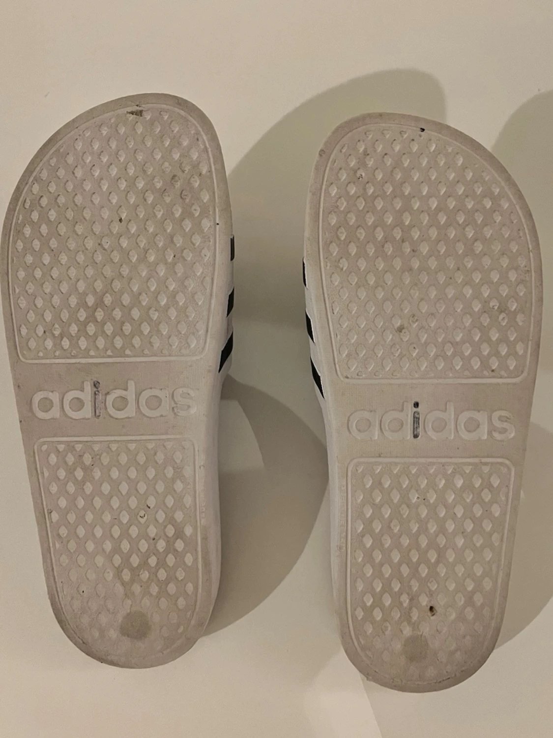 Vita Adidas tofflor - 1