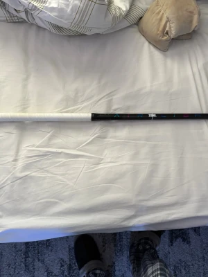 Zone Airlight Innebandyklubba svart/vit - Säljer en Zone Airlight innebandyklubba med 29 flex, svart skaft och vit Linda i bra skick. Klubban är 96 cm lång har ett svart blad och är skönt i materialet, perfekt för spelare som gillar att skjuta. Snygg design med färgdetaljer på skaftet. Klubban är inte använd så mycket och säljer då jag växt ifrån den. Det är ett  nytt blad och hyfsat ny linda. Har för mig att det är fjolårets model. Så gott som ny. 