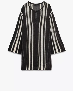 Randig svartvit blus med vida ärmar - Snygg blus i svart och vitt med vertikala ränder och vida, trekvartsärmar. Blusen har en rund halsringning med liten öppning framtill och är tillverkad i ett lätt, transparent material som ger en luftig känsla.