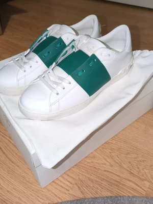 Gröna Valentino opens - Sprillans nya gröna vallentino opens. Klassisk låg modell med rund tå och vita skosnören. Tillverkade i läder och har diskret Valentino-logga. Dom är i perfekt skick. Skolåda och dustbag ingår självklart. Va inte rädda att fråga om bilder. Priset är ej hugget i sten!