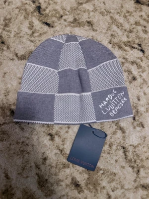 Marque LV Beanie 🙉‼️ - fetaste mössan för vintern, eftersökt av väldigt många och trender just nu, väldigt snyggt, bra passform, först till kvarn