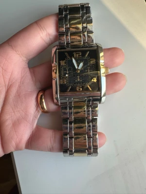 Armbandsur  - Säljer ett armbandsur från Suisse Ralph. Klockan har ett quartz urverk och ett armband i stål. Baksidan är gjord av rostfritt stål och är vattenresistent med ett fungerande batteri.