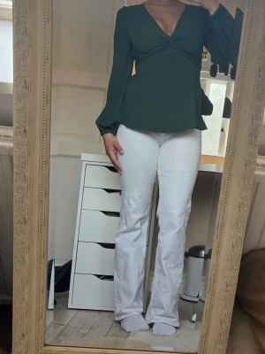 Söt grön blus - Säljer en söt blus. Vet ej var den är ifrån och lappen finns inte kvar, den passar mig med storlek m väldigt bra. Mått finns med på bilderna men hör gärna av dig vid frågor🫶